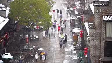 4k实拍老门东步行街大雪纷飞雪景升格视频的预览图